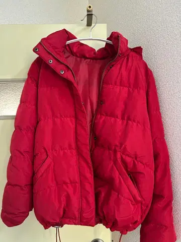 빨간색 후드 부착 다운 자켓 GU