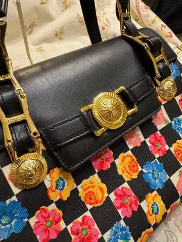 새상품급 베르사체 플랩식 핸드백 매우 귀여운 플라워 무늬 빈티지
