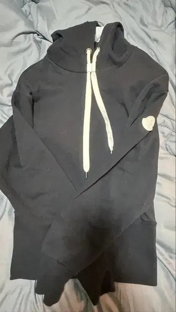 Moncler 블랙 후드 부착 후드티