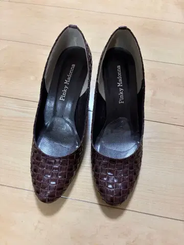 Pinky Madonna 브라운 펌프스 중간 힐