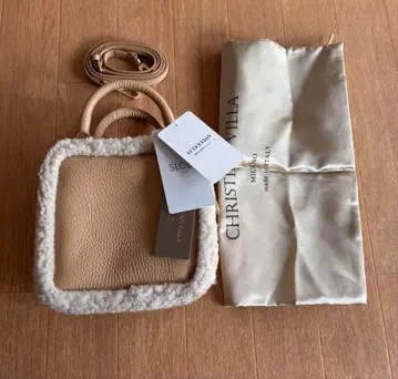 크리스찬 빌라 헴 무스탕 스퀘어 토트 베이지