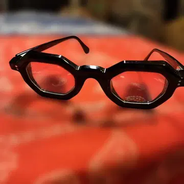 옥타곤 블랙 프레임 안경