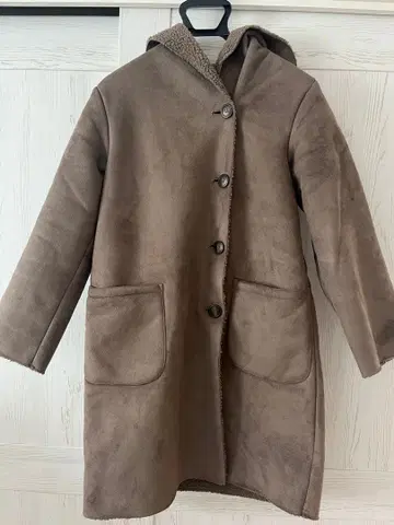 브라운 후드 부착 무스탕 코트