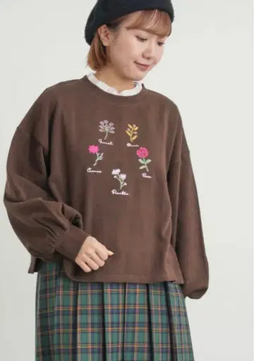 Samansa Mos2 크로스 스티치 플라워 자수 맨투맨 (다크 브라운)