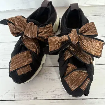 새상품급 리하즈올 메탈릭 리본 스니커즈 골드 23.5cm