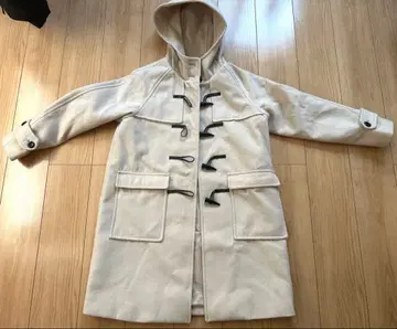 심플리시티에 화이트 더플 코트