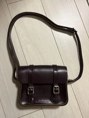 Dr.Martens 브라운 가죽 숄더백 7인치