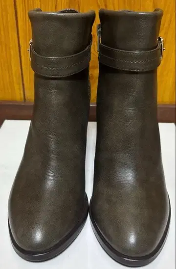 [ 새상품급 ] [ SALE ] DIANA 가죽 숏부츠 카키 23cm