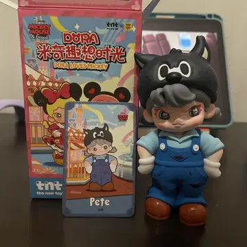 DORA LOVES MICKY Pete