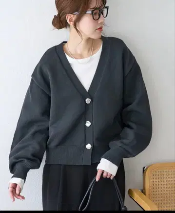 디스코트 스폰디쉬 메탈 단추 V넥 가디건