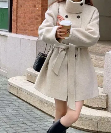 크림색 더블 브레스트 코트