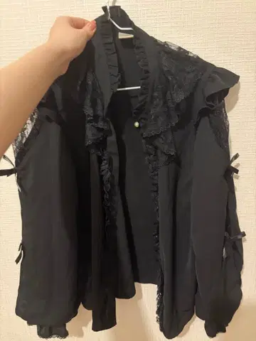 레이스 달린 블랙 긴팔 셔츠 secrethoney