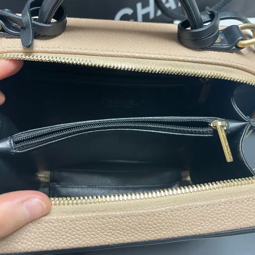 샤넬 가격다운!! 인기모델 코스메틱 베이지 캐비어 M사이즈팝니다 사진 3