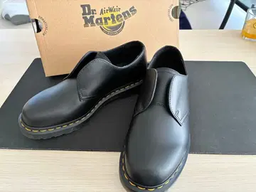 미사용 새상품 Dr. Martens 블랙 슬립온 슈즈