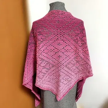 그라데이션 핑크 레이스 뜨개질 숄
