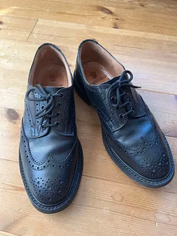 Tricker's 블랙 윙팁 슈즈
