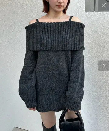 mline 오프숄더 미니 니트 원피스 차콜 그레이