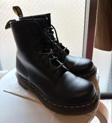 Dr.Martens (닥터마틴) 스테디셀러 8홀 부츠 블랙 새상품급