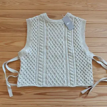 빔즈보이 아이보리 케이블 니트 슬리브리스 베스트 겨드랑이 트임 타입