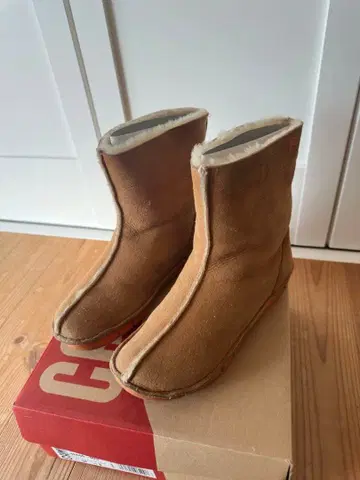 CAPER 브라운 스웨이드 숏부츠 퍼 포함