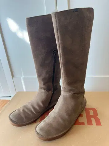 CAMPER 브라운 스웨이드 롱 부츠 사이드 지퍼 부착