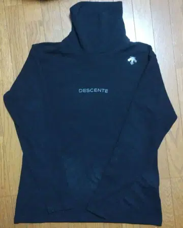 데상트 터틀넥 기모 긴팔 셔츠