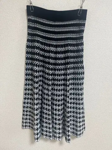 [새상품] QUEENS COURT 니트 플레어 스커트 무릎 아래 기장