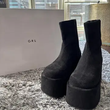 블랙 스웨이드 느낌 플랫폼 부츠