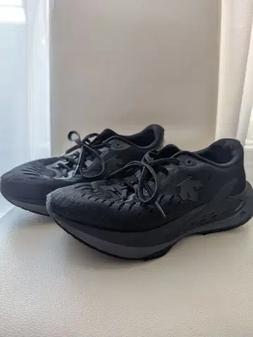 데상트 에나자이트 맥스 러닝화 27cm 블랙