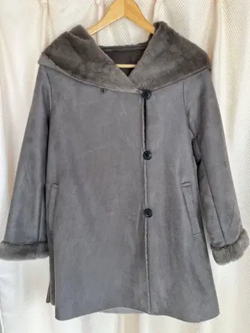 후드 부착 무스탕 코트