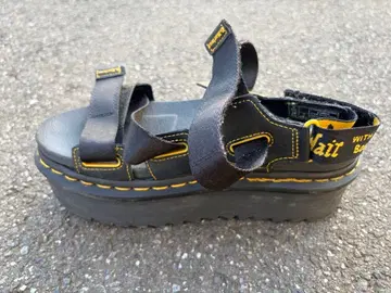 필독 Dr.Martens 통굽 스트랩 샌들 블랙 (오른쪽 발만)