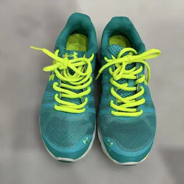 언더아머 라임 러닝화