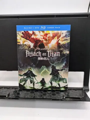 Attack on Titan: Season Two [Blu-ray]