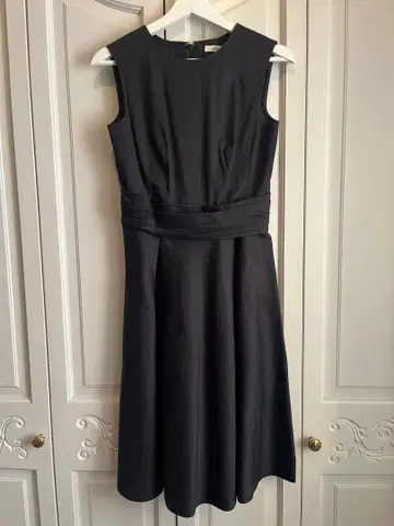 EPOCA 블랙 슬리브리스 원피스