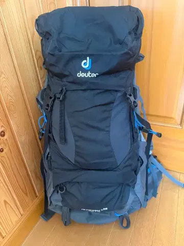 도이터, 에어컨택트 라이트 40L 10 백팩 블랙/파랑 라인