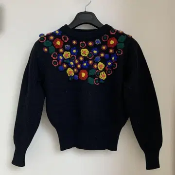 scoop 블랙 꽃무늬 자수 긴팔 니트 스웨터