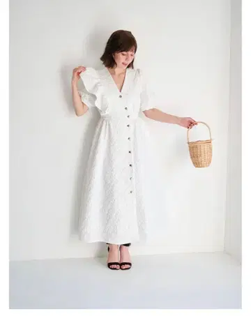 화이트 롱 원피스 플레어 슬리브