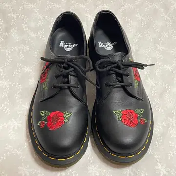 [ 새상품급 ] Dr. Martens 장미 자수 블랙 로퍼
