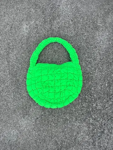 COS 네온 그린 퀼팅 핸드백