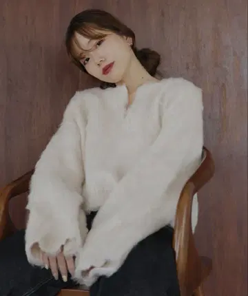 [ sakippe x hellam ] 샤기 플레어 슬리브 니트