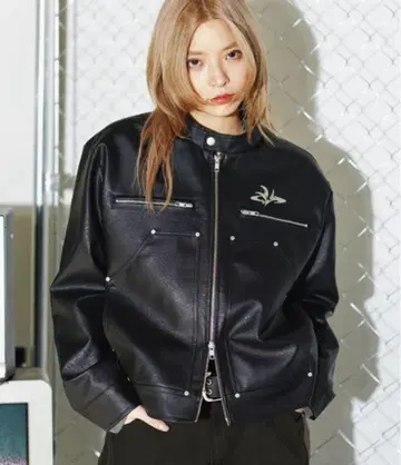 메탈 플레이트 인조 가죽 숏 바이커 자켓