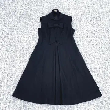 Rene 루네 탈부착식 리본 포함 슬리브리스 플레어 원피스 울