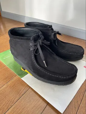 블랙 스웨이드 하이컷 부츠