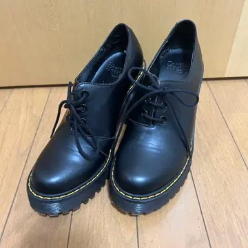 Dr.Martens 레이스업 가죽 힐 부츠