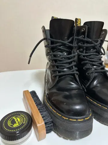 Dr.Martens 관리 도구 포함