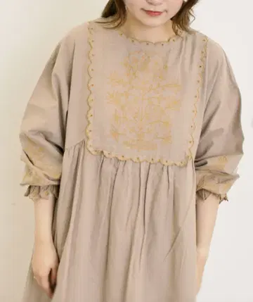 Samansa Mos2 배색 자수 원피스