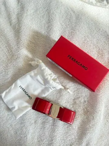 FERRAGAMO 레드 헤어핀 수납 가방 포함