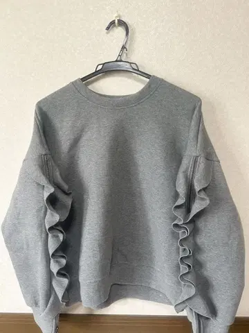 QUEENS COURT 프릴 맨투맨 그레이