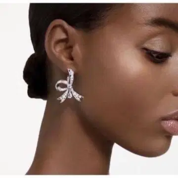 거의 미사용!! 컨디션 최상! 스와로브스키 리본 귀걸이 양쪽