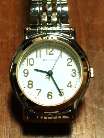GUESS 여성용 쿼츠 손목시계 금은 콤비 색상